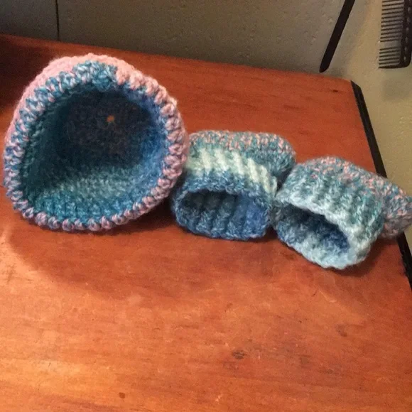 🌺 Baby hat & booties hand crocheted pink and blue - Picture 3 of 8